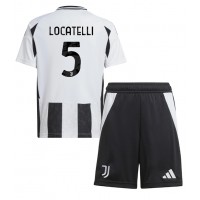 Billiga Juventus Manuel Locatelli #5 Barnkläder Hemma fotbollskläder till baby 2024-25 Kortärmad (+ Korta byxor)